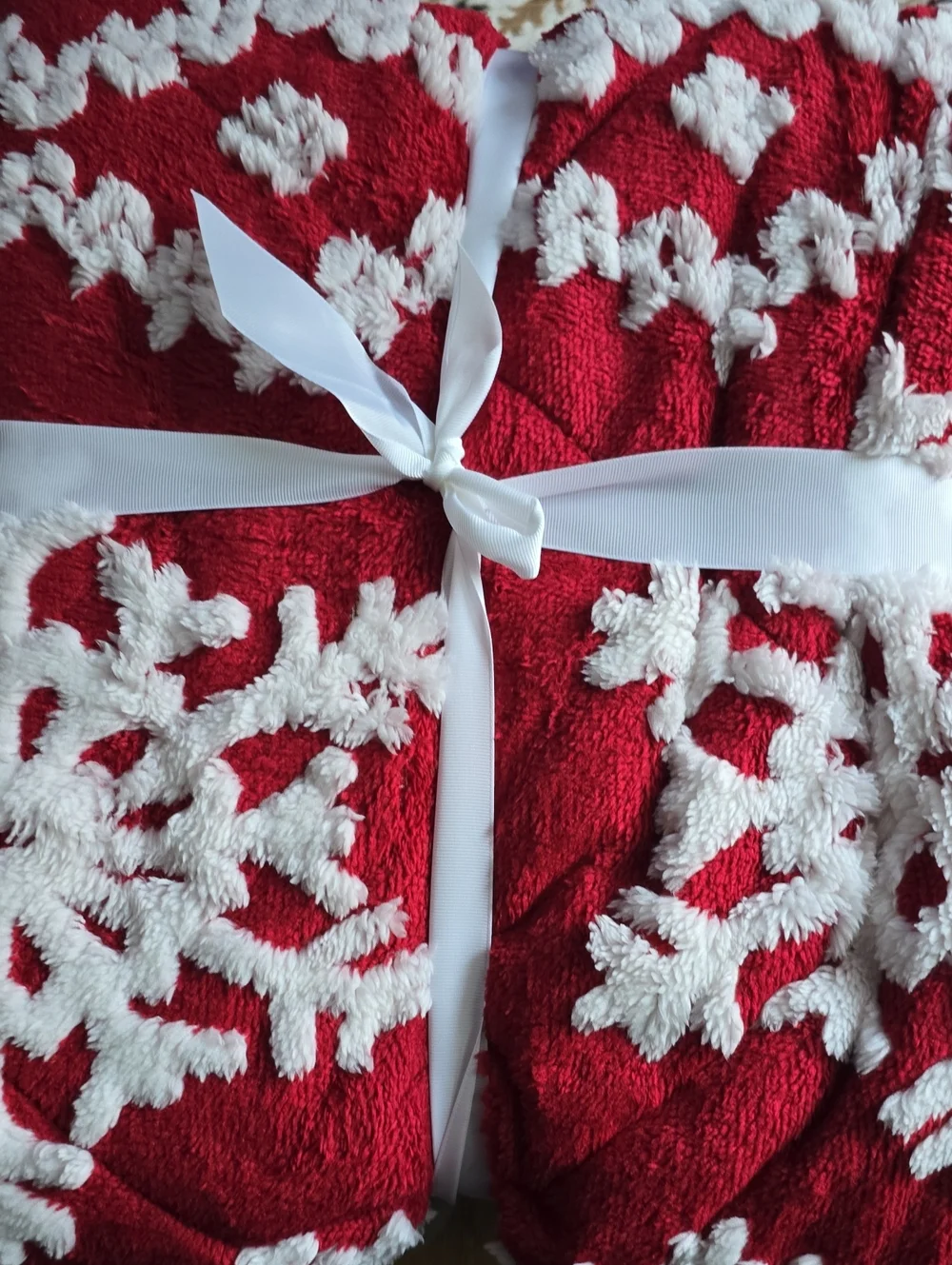 NORTH POLE FAUX MINK TO SHERPA RED AND WHITE SOFT REVERSIBLE THROW